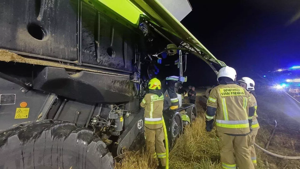Strażacy gaszą komorę silnika w kombajnie