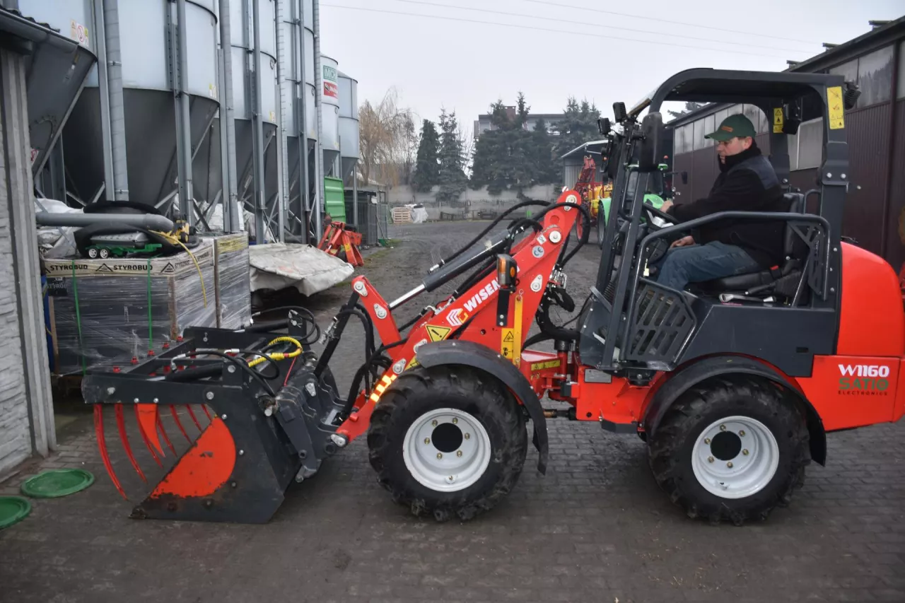 Ładowarka prezentuje się bardzo solidnie. Przez pięć miesięcy pracy w gospodarstwie użytkowana jest bardzo intensywnie. W tym czasie okazała się być niezawodna