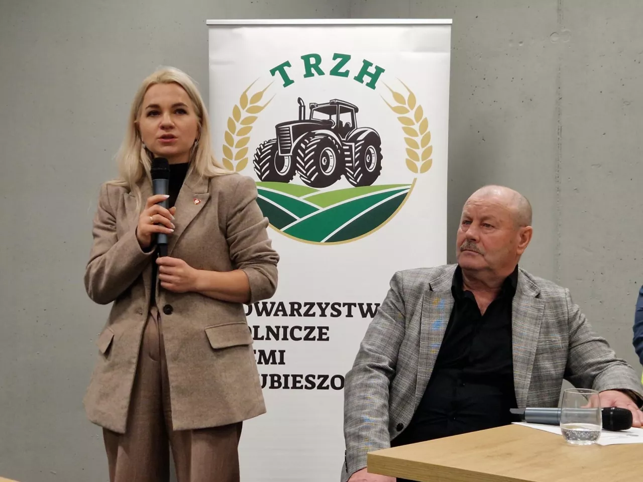 Małgorzata Gromadzka i prowadzący spotkanie Tomasz Bogucki