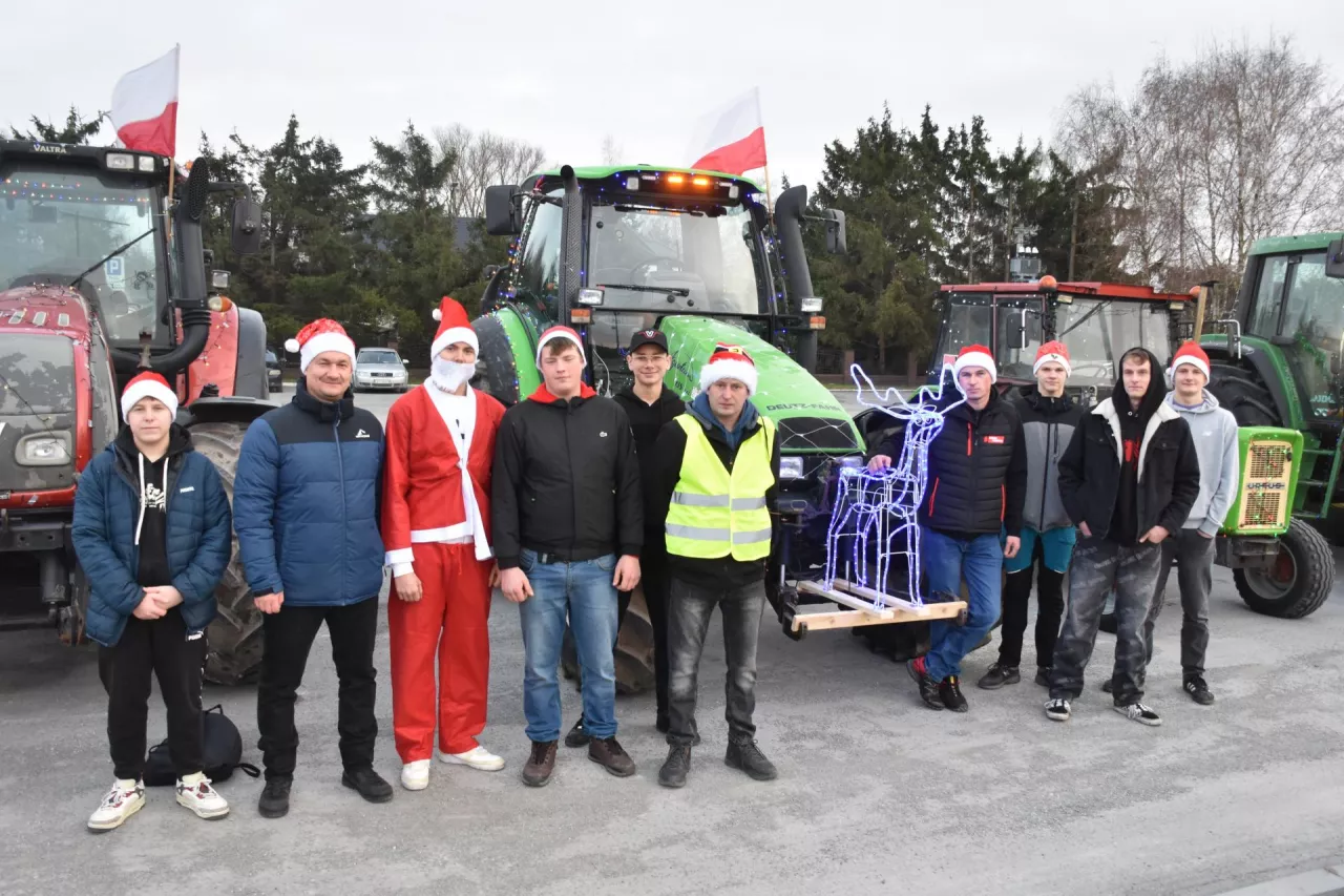 Rolnicy z gminy Barcin tuż przed rozpoczęciem przejazdu traktorami do Żnina