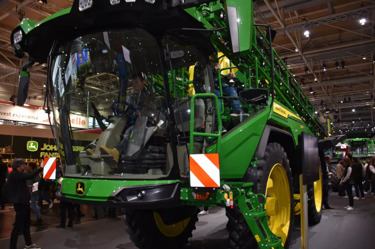 Podczas targów Agritechnica John Deere zaprezentował nowy samojezdny opryskiwacz 500R