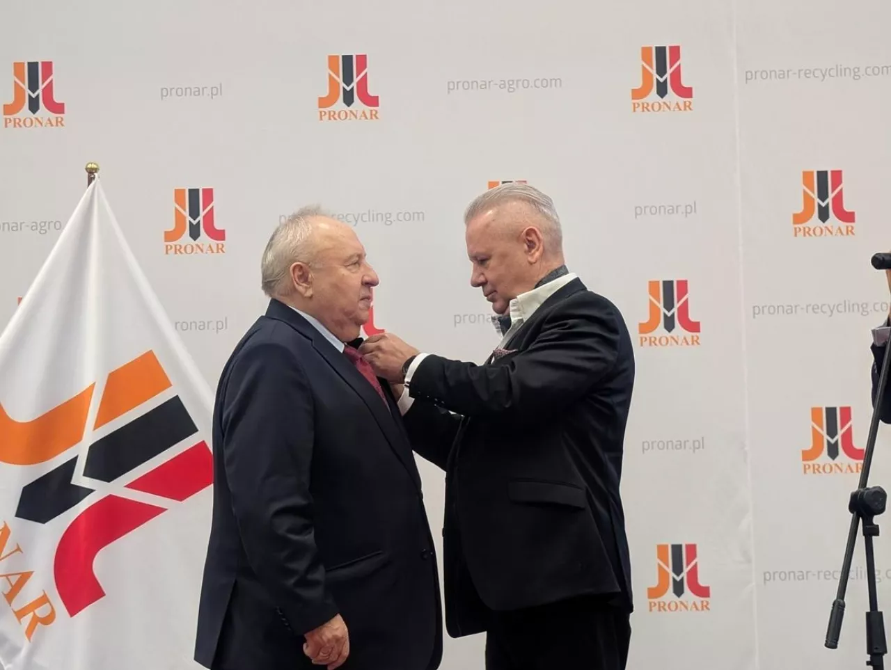 Prezes Martyniuk odbiera odznaczenie od prezesa Podlaskiego Klubu Biznesu