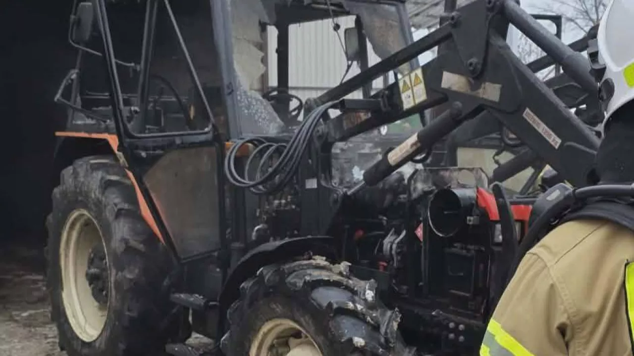 Chciał dogrzać ciągnik - skończyło się najgorzej, jak mogło - maszyna niemal spłonęła