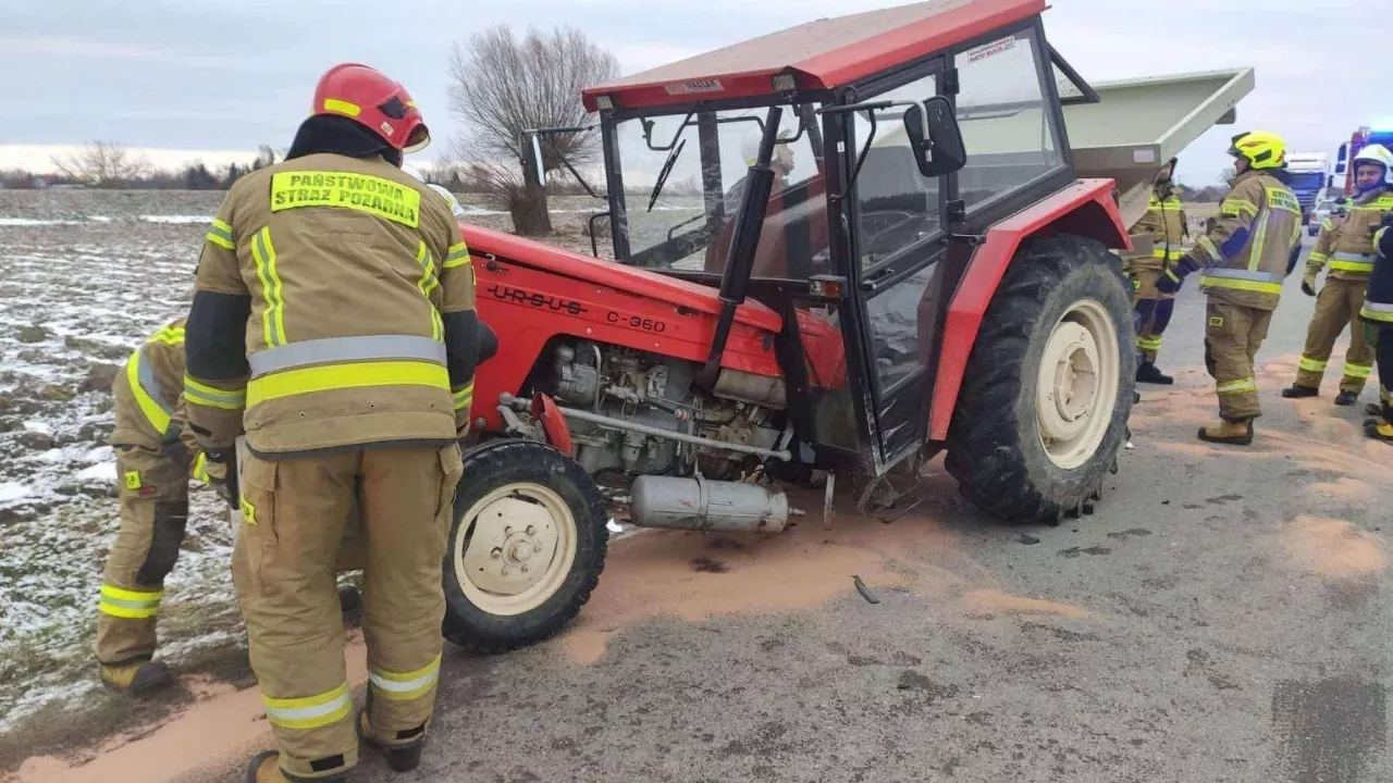 Ciągnik rolniczy po zderzeniu z osobówką złamał się na pół