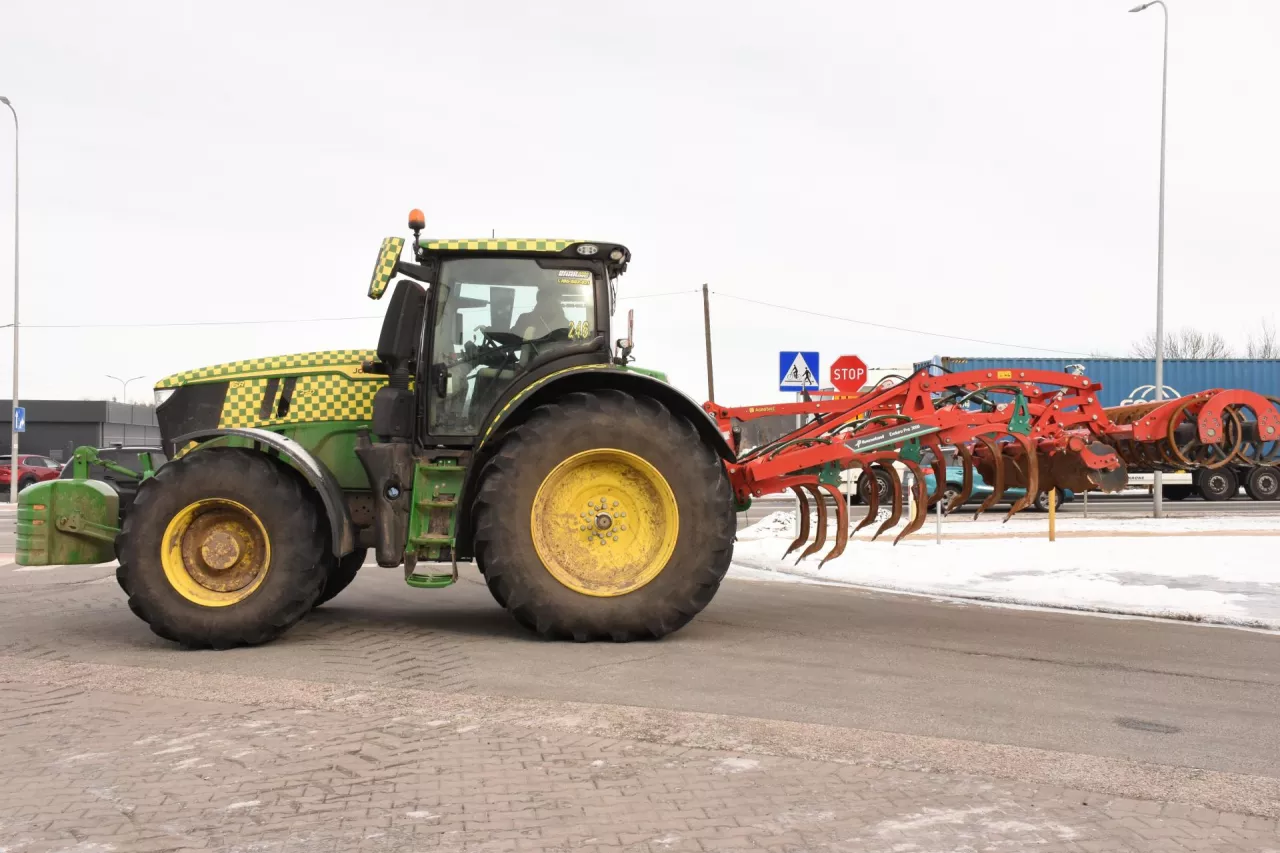 Ciągnik John Deere 6R 250 i kultywator Kverneland Enduro Pro, tym wynajętym zestawem maszyn możliwe było przeprowadzenie uprawy ponad 60 ha ścierniska po kukurydzy