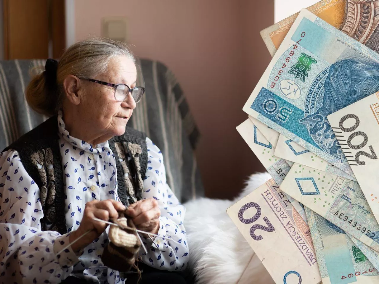 starsza kobieta siedzi w fotelu, po prawej banknoty polskie