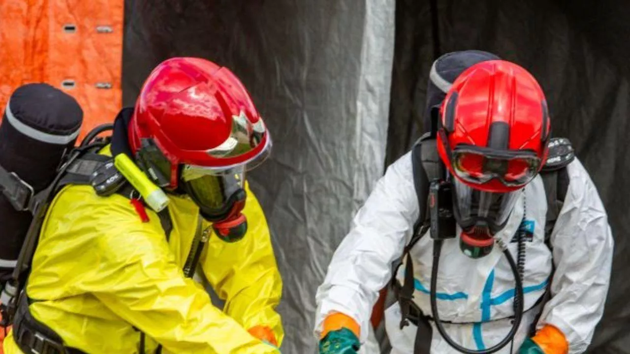 Na miejscu zdarzenia cały czas pracują strażacy, w tym specjalistyczna grupa ratownictwa chemicznego