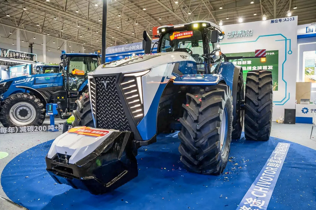 Chiński ciągnik rolniczy o mocy 340 KM na wodór i metanol.
