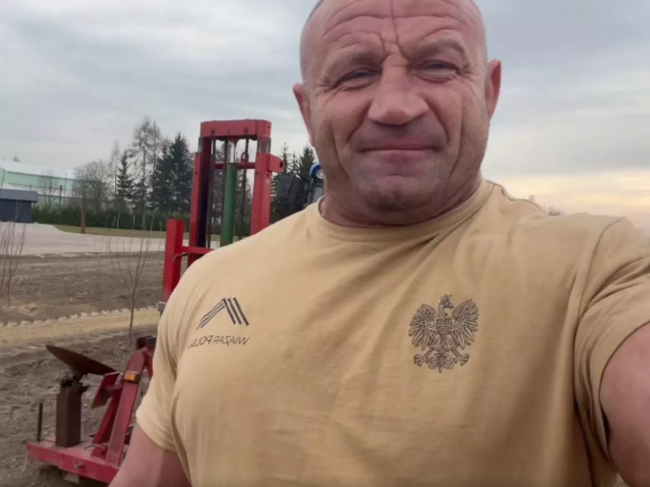 Mariusz Pudzianowski o nasadzeniach drzewek w sadzie