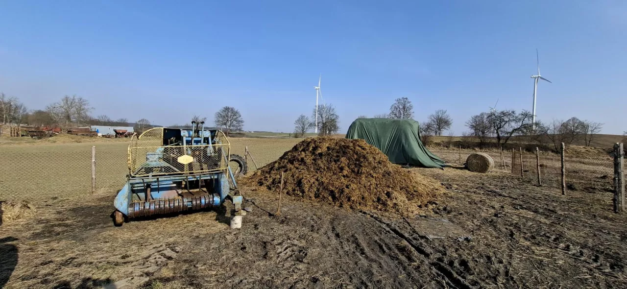 Rolnik został zmuszony do przeniesienia stogu dalej od zabudowań