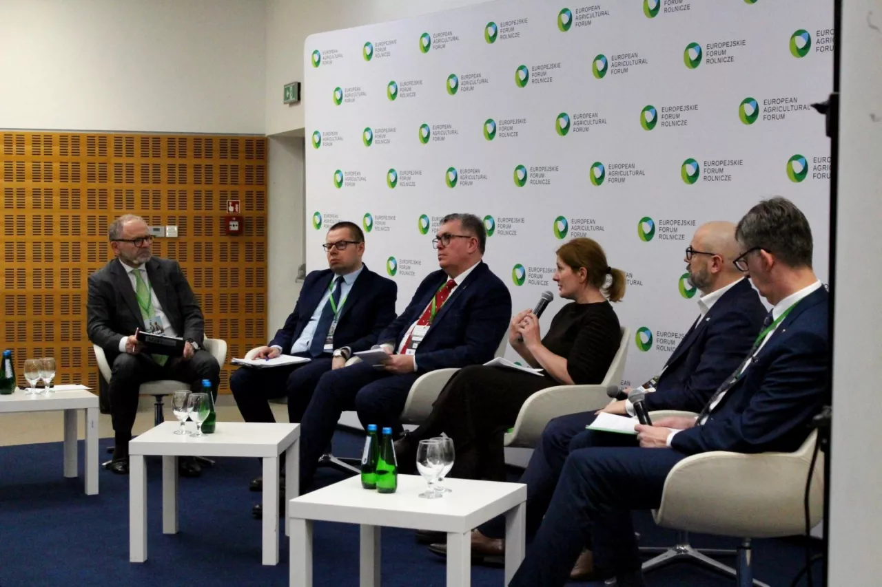 Debatę moderator Karol Bujoczek, dyrektor wydawniczy – przewodniczący rady redaktorów AgroHorti Media.